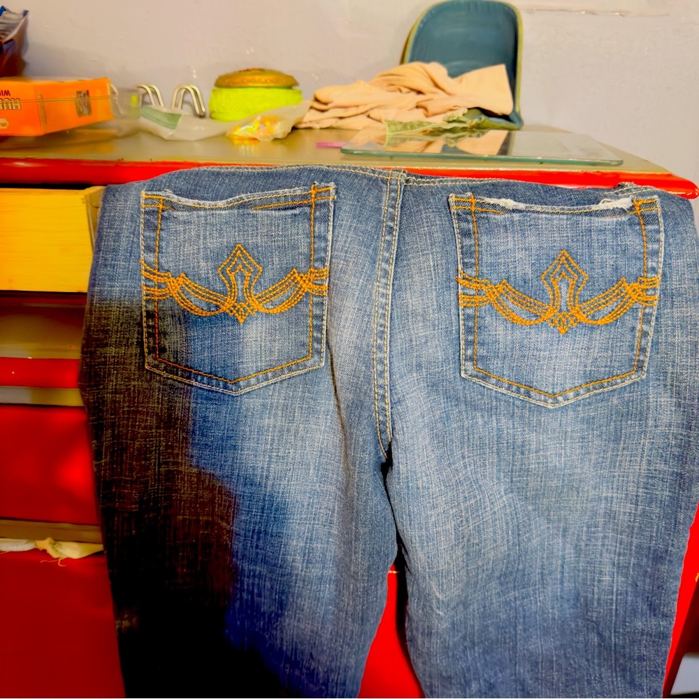 Boot cut size 28 low rise Only worn 3 time.made my butt look funny 😁 🫢